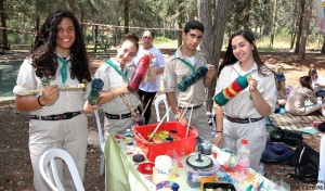 תנועת הצופים מציגה את יצירת האמנות מבקבוקים ממוחזרים