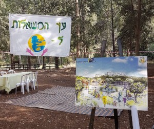עץ יבש הולבש בעשרות דגלים שעליהם נכתבו התחייבות לשמור על כדור הארץ